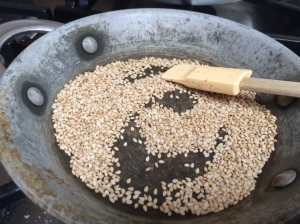 Roasting sesame seeds
